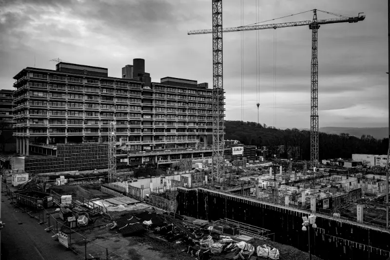 Стройплощадка с кранами, пасмурно